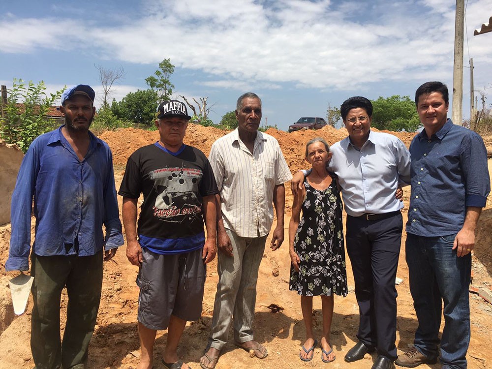 Secretário de Urbanismo, Wendel Vitor, prefeito Valdeto Ferreira e moradores beneficiados do Portal do Lago