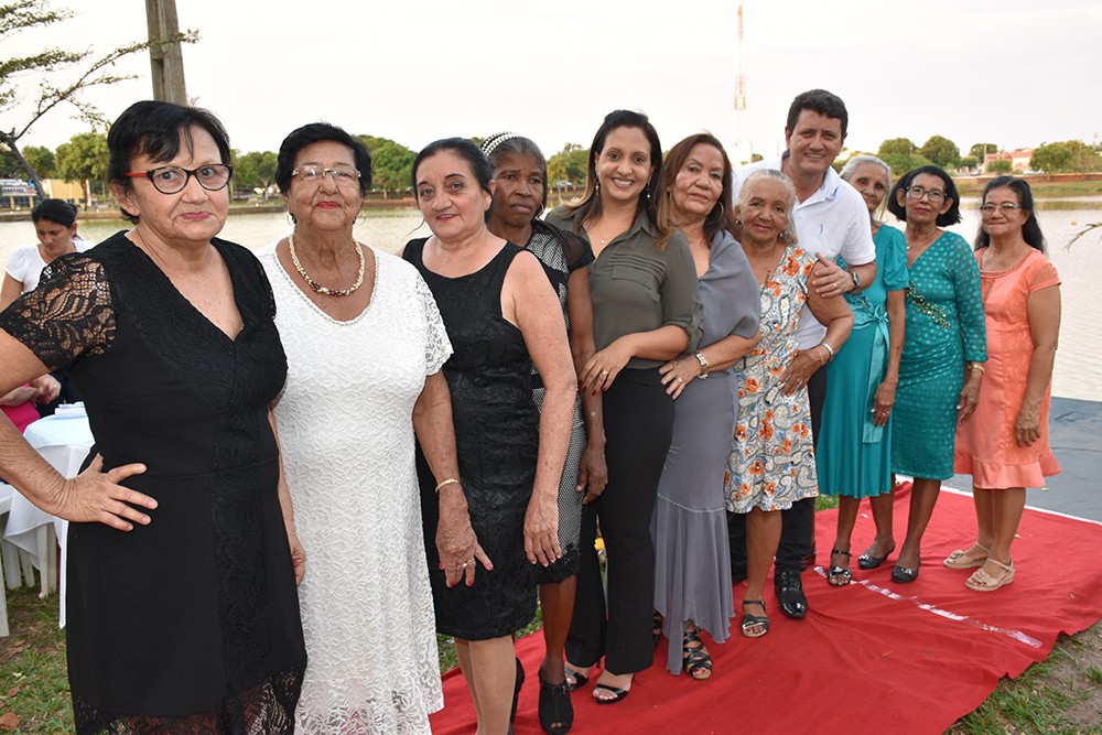 Primeira-dama Leila e prefeito Pedro Fernandes fazem festa para idosos de Porangatu: reconhecimento