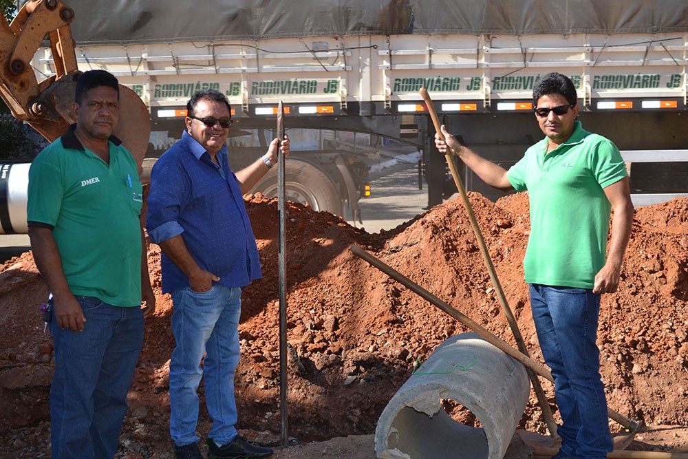 Prefeito Ziquinho com vereadores vistoriam obras de construção de bueiros para atender moradores da cidade