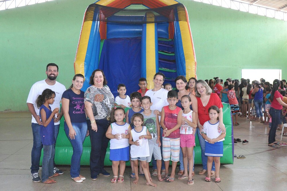 Prefeita Cássia Dourado e servidores levam dia especial para as crianças do Povoado de Cirilândia