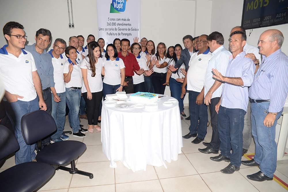 Equipe do Vapt Vupt de Porangatu acompanhada de autoridades entre elas o prefeito Pedro Fernandes
