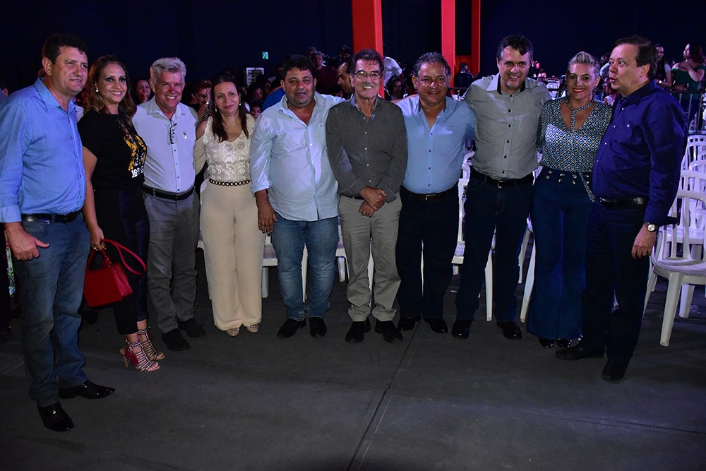 Pedro Fernandes com colegas prefeitos, autoridades e deputados Jovair e Júlio na abertura do 16º TeNpo