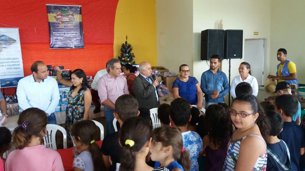 Helio de Sousa discursa em Ipiranga de Goiás, onde fez a entrega de milhares de presentes para as crianças