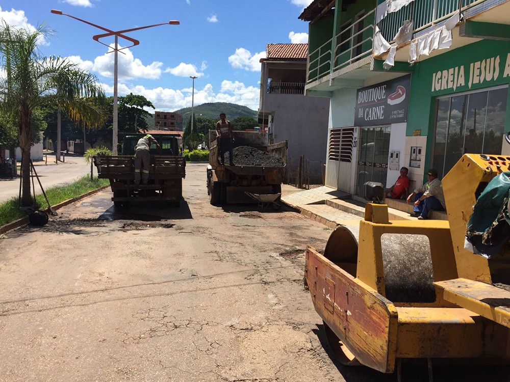 Operação realizada nos momentos em que a chuva dá uma trégua: recuperação de ruas e avenidas da cidade