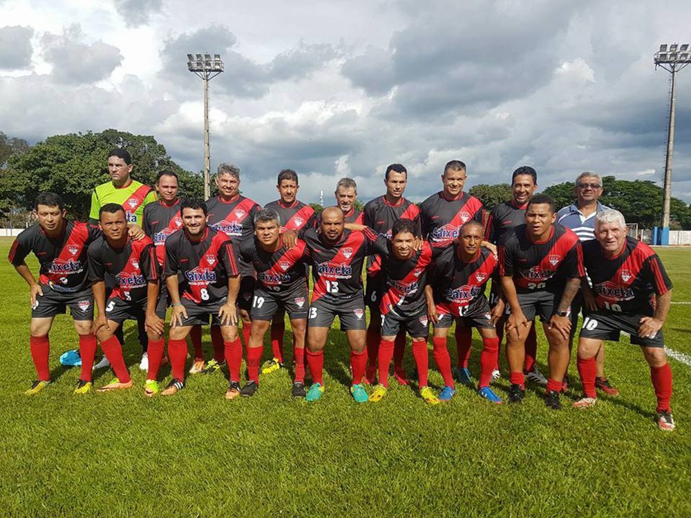 Walter com jogadores para uma partida de futebol solidário em Itapaci: um jogo para garantir ajuda à s famÃlias carentes