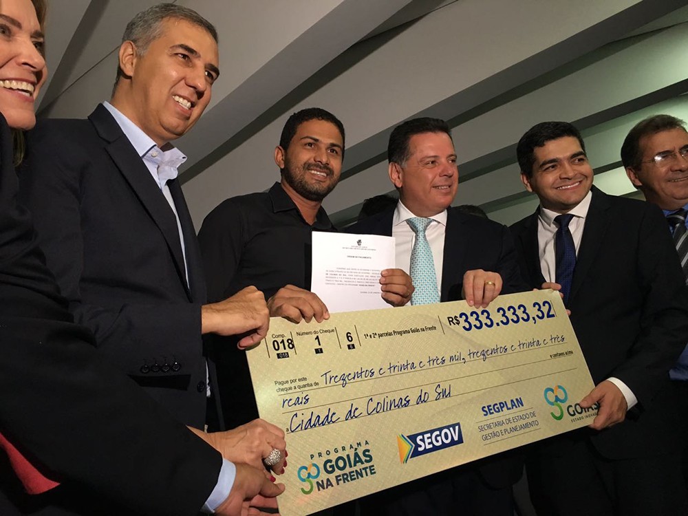 Prefeito Adriano Passos recebe duas parcelas dos recursos das mãos de Marconi e Zé Eliton