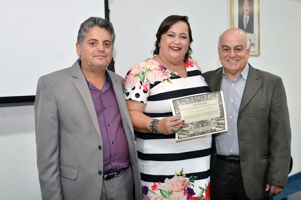 Everaldo, esposo da prefeita Cássia Dourado, de Santa Isabel, e o deputado Helio de Sousa: homenagem