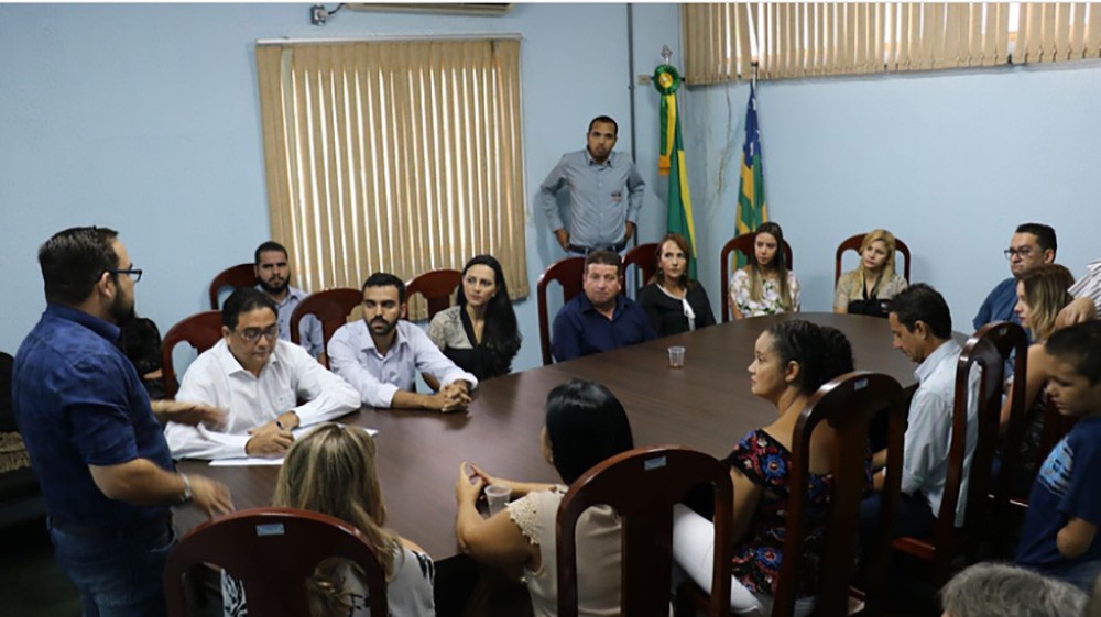 Prefeito Fred Vidigal com autoridades em Rialma: recursos do Goiás na Frente para fazer reparos aos danos