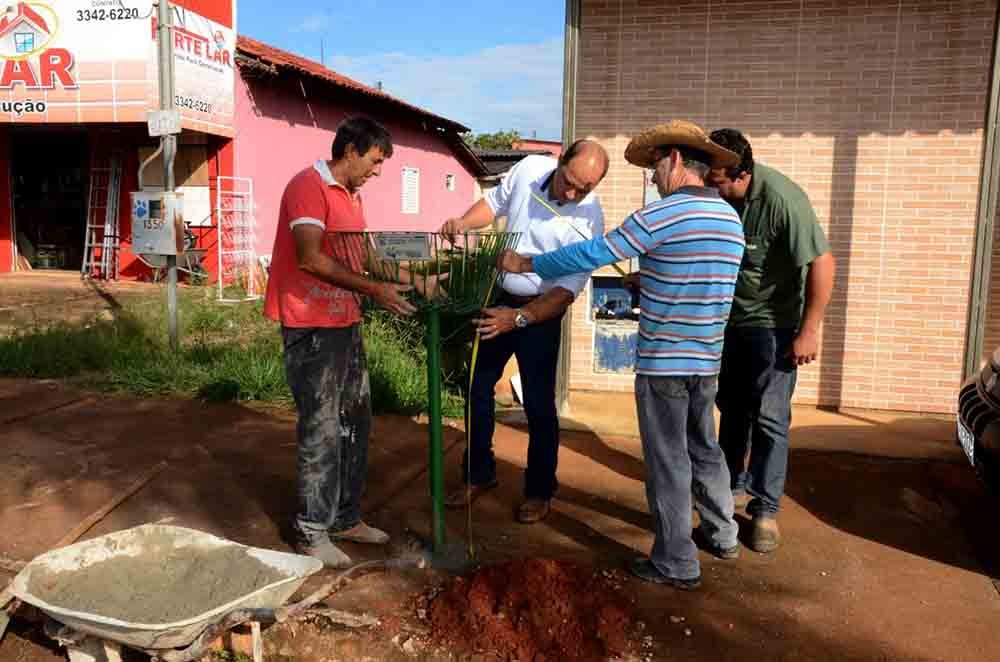 Alex Gás ajuda na implantação de lixeira para atender os moradores de Ipiranga de Goiás