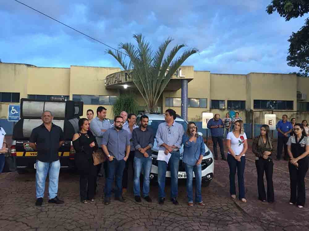 Prefeito Fred Vidigal com Talles Barreto e autoridades na entrega de mais um carro para a cidade de Rialma