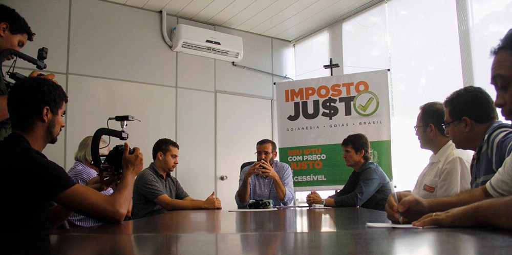 Prefeito Renato de Castro durante entrevista em 2017 ao lado do secretário de Finanças, Jairo Pacheo (d.)