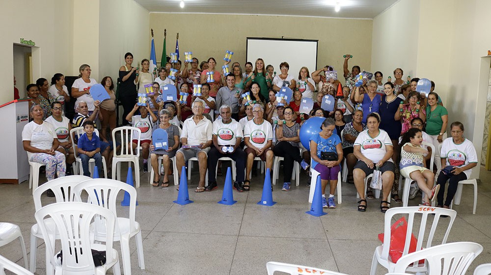 Prefeito Cássio Gusmão e primeira-dama Divina Arruda com moradores que receberam os materiais