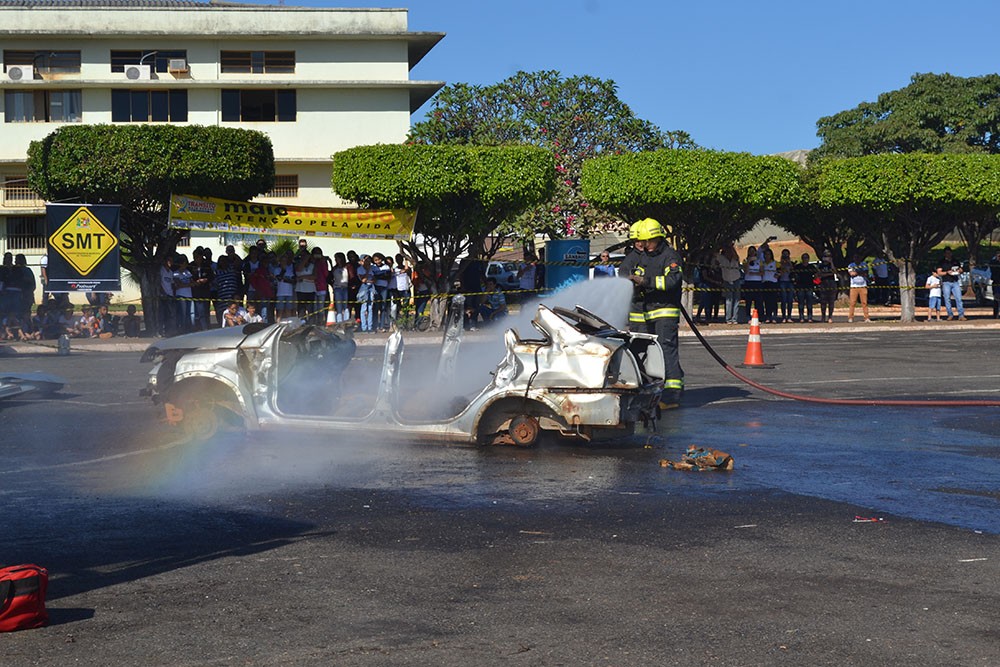 Bombeiros durante treinamento em simulação de acidente com vÃtimas em Ceres: ação de profissionais