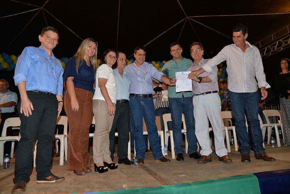 Prefeito Júnior do Jonas com a primeira-dama Shisuene, Júlio da RetÃfica, Marcos Abrão, Leréia e autoridades