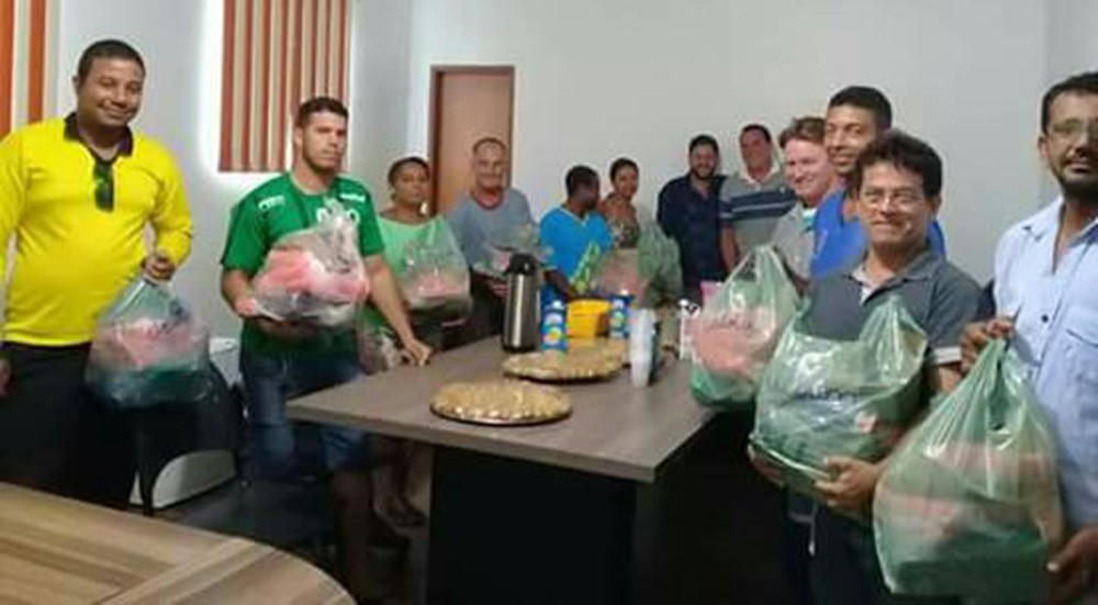 Prefeito Agostinho entrega uniformes novos aos garis e EPI para servidores da prefeitura de Trombas