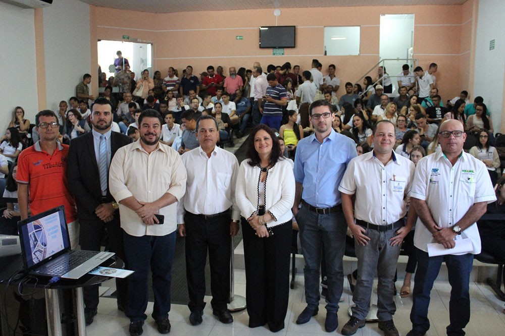 Prefeito Valmir Pedro com autoridades que participaram do evento para discutir saneamento básico na cidade