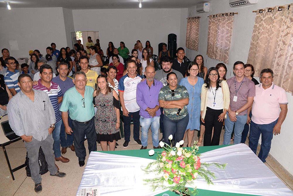 Prefeito Edson Palmeiras com assessores, moradores e representantes da UEG: curso à distância na cidade