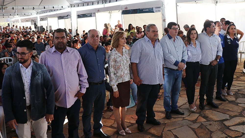 Autoridades durante solenidade em Itapaci para inÃcio do Ação Cidadã: público atendido