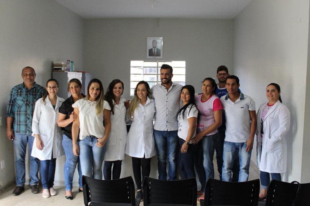 Prefeito Sávio Soares com equipe da área da saúde no Povoado de Pilar Cruz: atendimentos à população