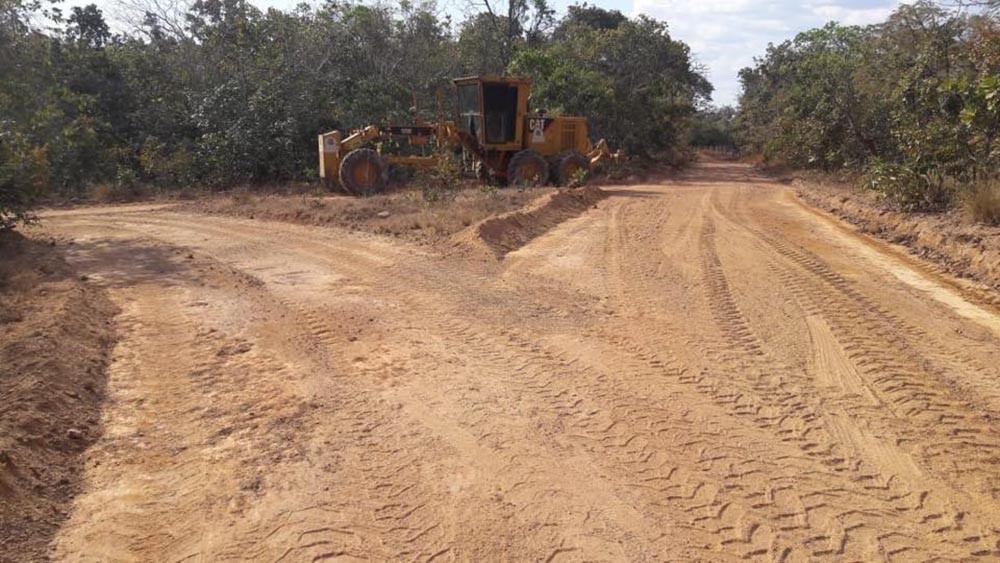 Máquina em estrada vicinal no municÃpio de Pilar de Goiás. Prefeitura tem cuidado especial do produtor
