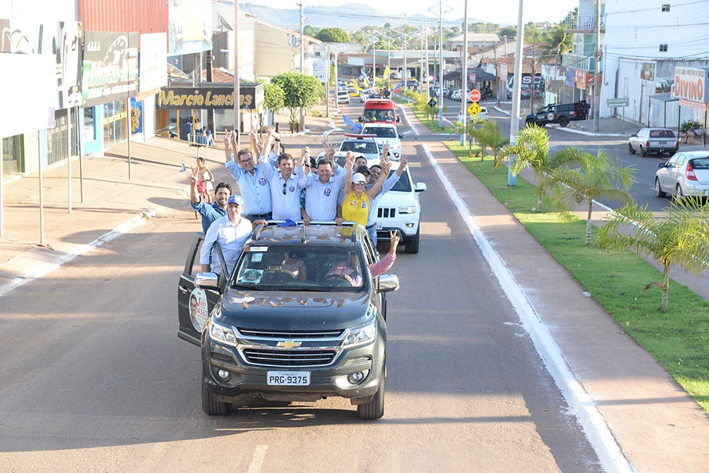 Prefeito Pedro Fernandes e Júlio da RetÃfica com Marconi durante carreata pelas ruas de Porangatu