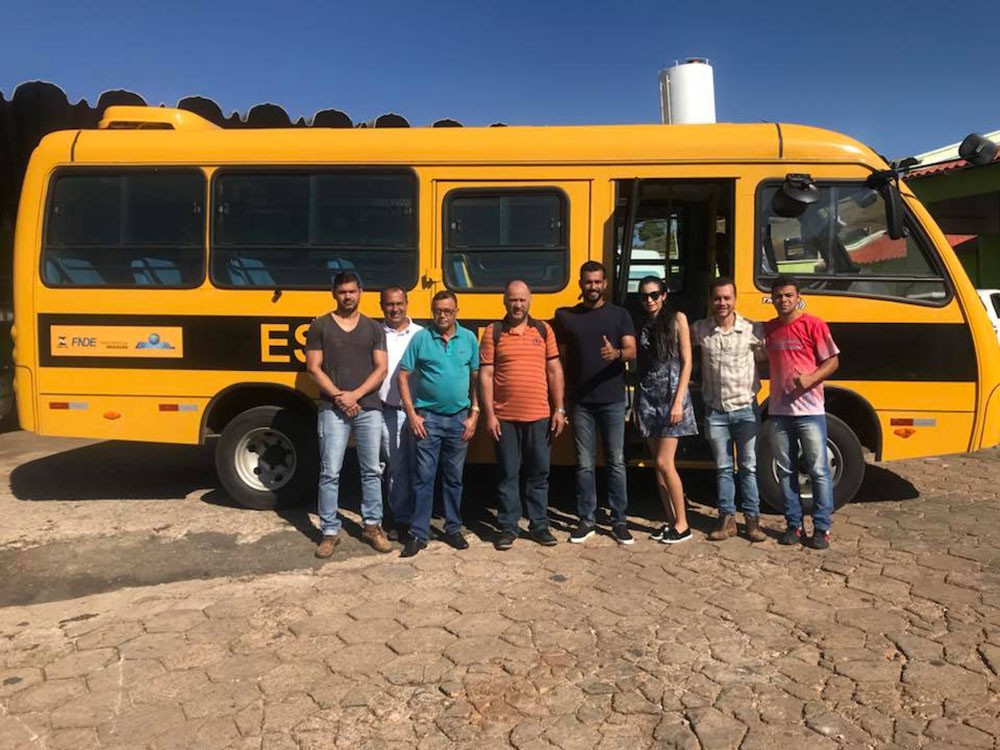 Prefeito Sávio com servidores da Prefeitura de Pilar de Goiás ao lado do novo ônibus para estudantes