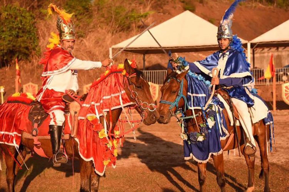 Mouros e Cristãos se ‘enfrentam’ durante as cavalhadas que serão realizadas em Pilar de Goiás: tradição