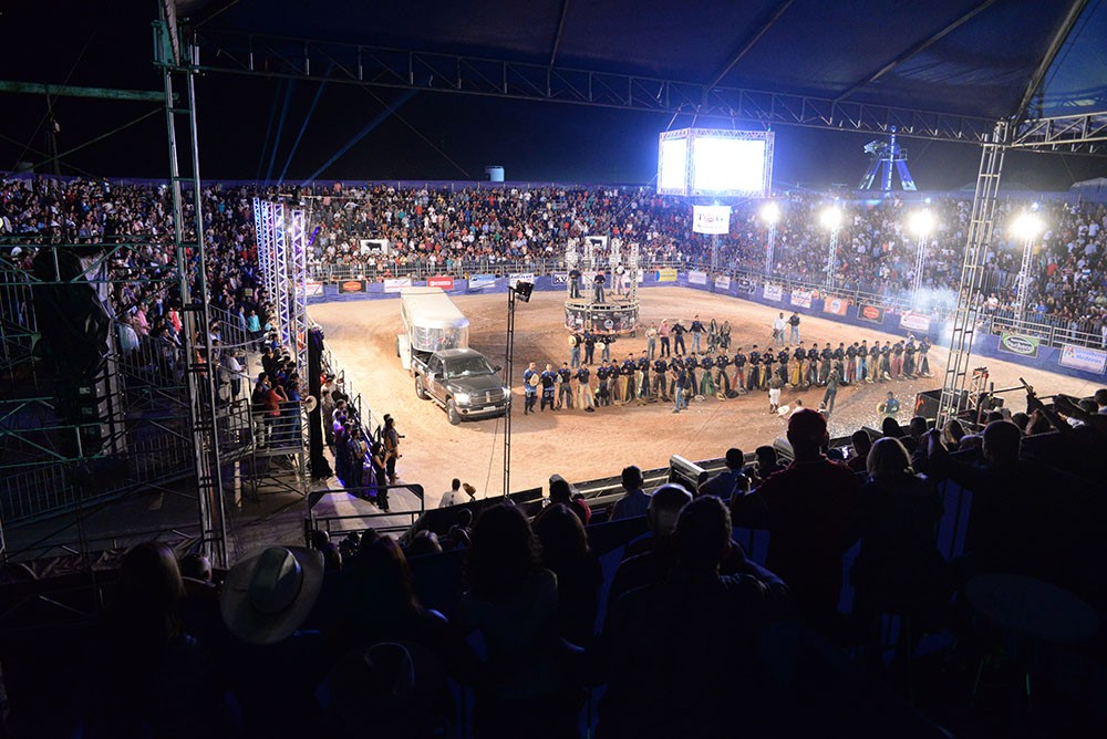 Arena lotada na abertura do Rodeio Profissional em Touros em Porangatu durante a 47º Exponorte: Sindicato Rural no comando da festa