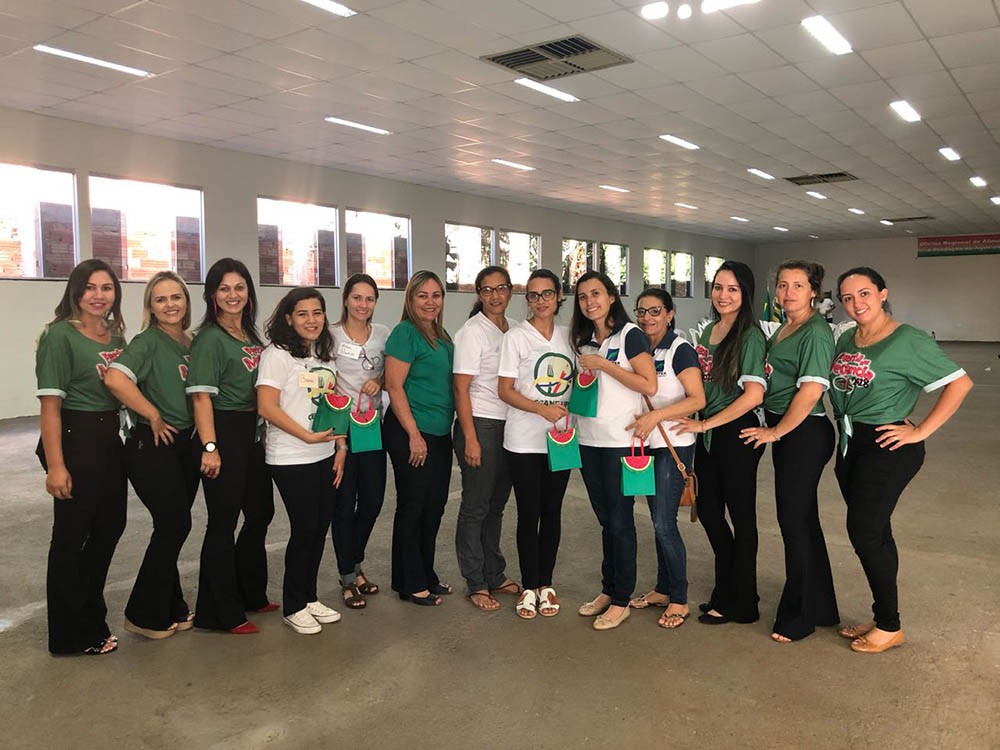 Primeira-dama Divina Arruda com equipe da saúde, nutricionistas e outros profissioanais em Uruana
