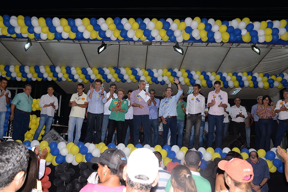 José Eliton discursa durante comÃcio em Porangatu ao lado de Júlio da RetÃfica, Lúcia, Pedro e autoridades