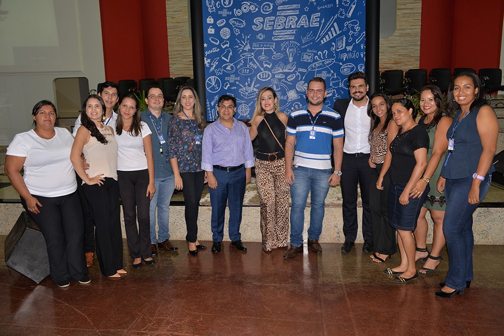 Equipe de servidores do Sebrae com os palestrantes que deram dicas e orientações a força das vendas
