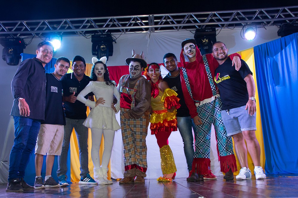 Artistas que participam do festival das artes cênicas na região: o teatro ao alcance de toda a comunidade