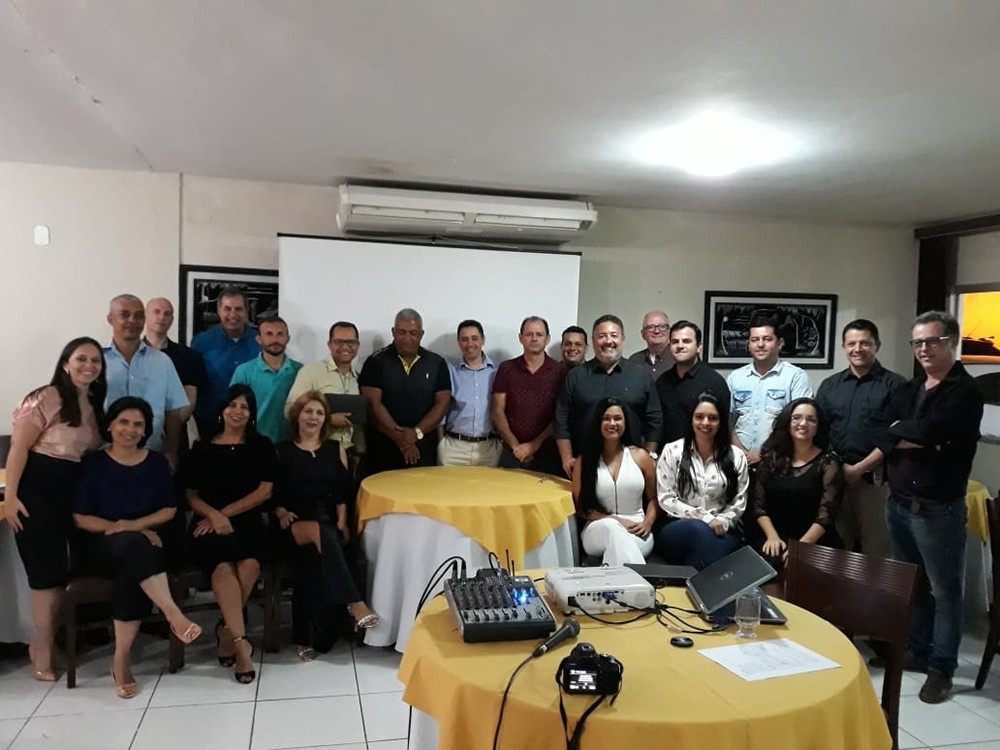 Jornalistas, radialistas, colaboradores e diretores da unidade posam para foto durante evento de confraternização realizado em Uruaçu