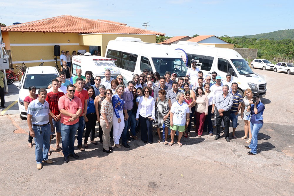 Prefeito Júnior do Jonas com autoridades e moradores de Mutunópolis durante a inauguração da reforma e ampliação da UBS da Vila União II: mais saúde garantida à população