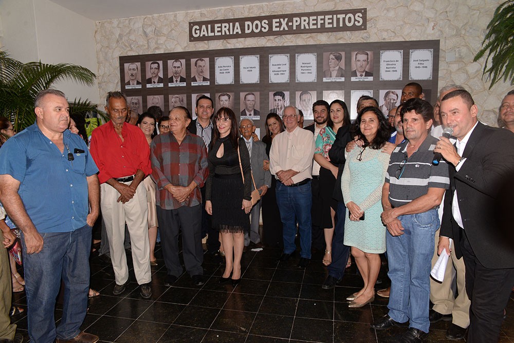 Novo espaço ganhou uma galeria de fotos dos ex-prefeitos de Uruaçu: justa homenagem à história da cidade