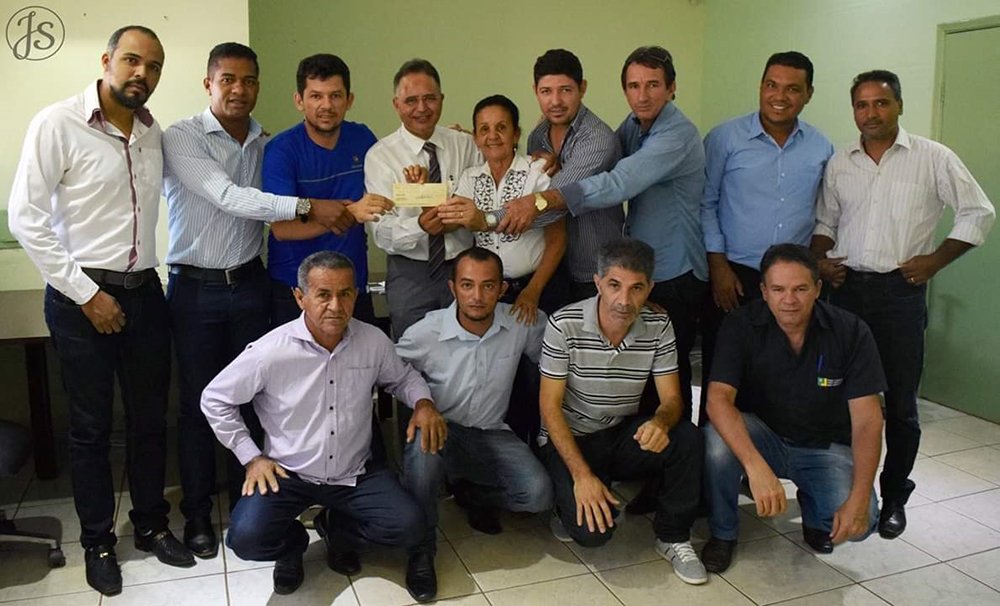 Ex-presidente do Legislativo no perÃodo 2017/2018, João Batista, com demais vereadores entregam cheque de R$ 110 mil ao prefeito Nélio Cunha
