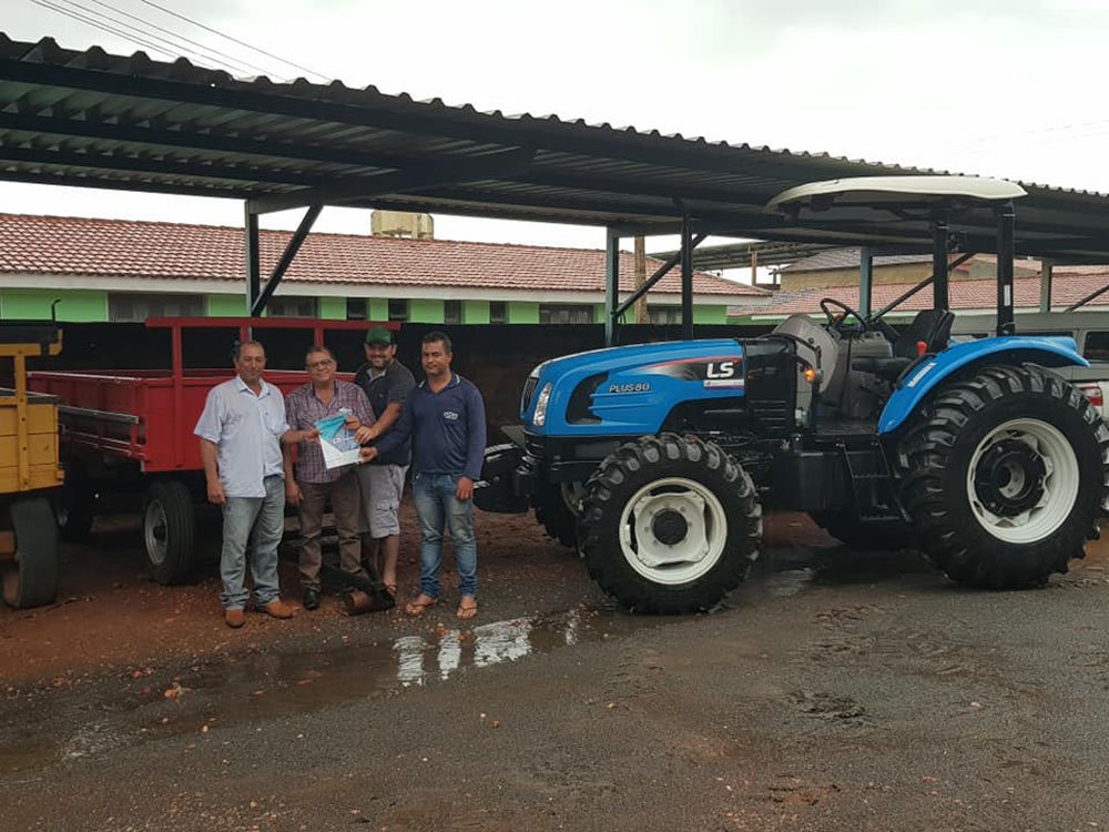 Prefeito Ziquinho com servidores da prefeitura: máquina vai ajudar os pequenos produtores rurais