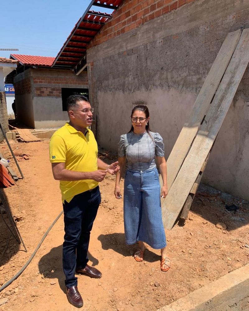 Prefeito Cleomar Contador com auxiliar durante visita às obras na cidade