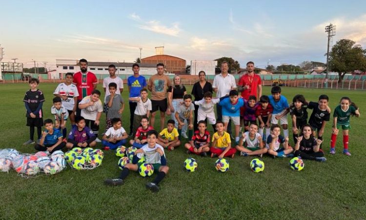 Prefeito Nei Canela com assessores e crian.as na escolinha de futebol em Uruana