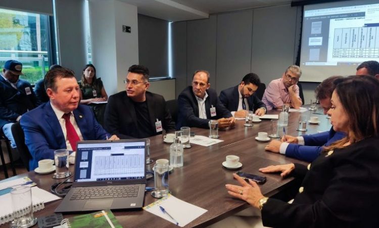 Prefeito Cleomar durante reunião em Brasília para discutir situação da BR-153