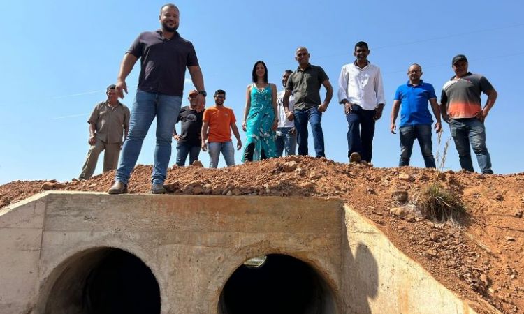 Prefeito Tiagão com autoridades e moradores na entrega de um bueiro