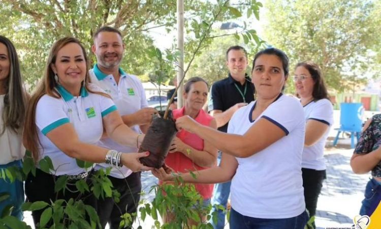 Prefeita Cássia Dourado com moradores durante ação ambiental