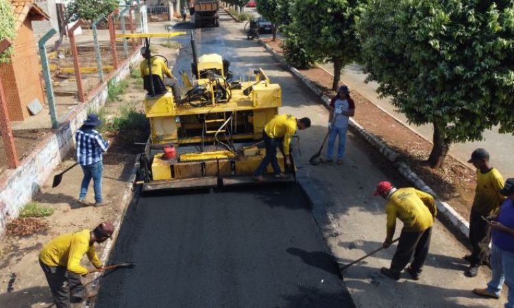 Máquinas e trabalhadores na recuperação de pavimento asfáltico