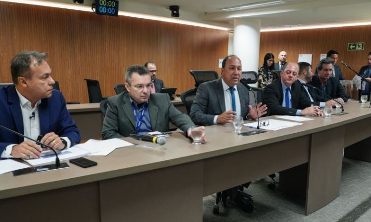 Lineu durante a audiência com diretores da Equatorial: mais prazo para a concessionária resolver problemas em Goiás