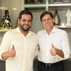 Tiago com o deputado Bruno Peixoto