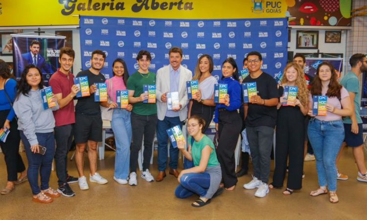 Senador Wilder Morais durante entrega de livros Vade Mecum Cível