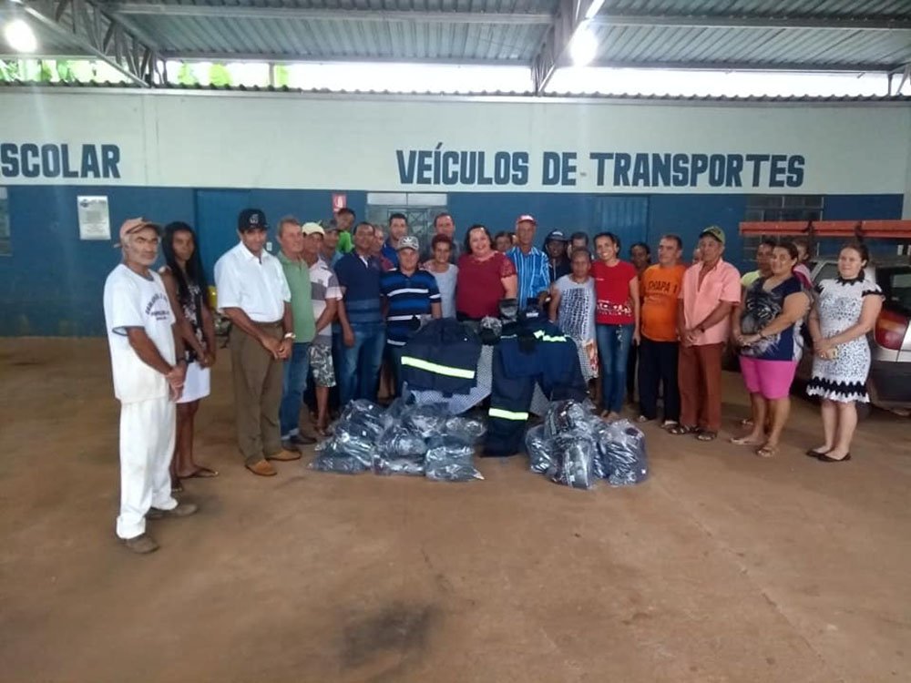 Prefeita Cássia Dourado e equipe de servidores durante entrega de material para servidores da prefeitura