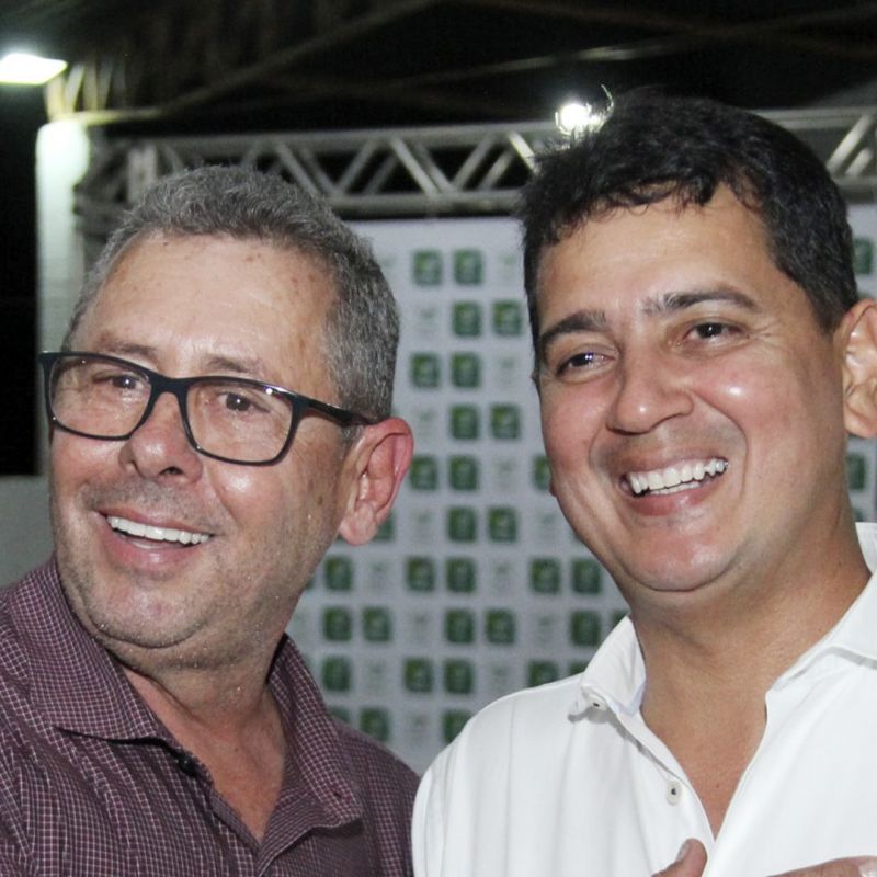 Machadinho (esq.) entra na disputa disposto a colocar fim à inércia dos últimos oito anos. Oziris está com o prefeito e carrega todo o fardo de desgates