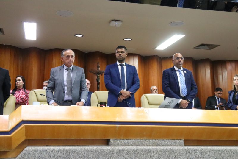 Prefeito Rogério Cruz ao lado do presidente do Legislativo, Romário Policarpo: reabertura dos trabalhos