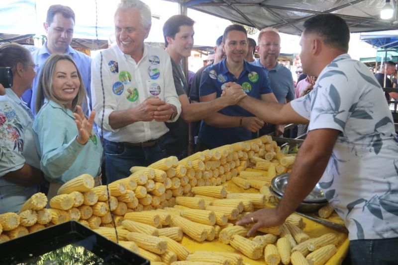 Leandro Vilela com o governador Ronaldo Caiado durante visita a uma feira em Aparecida de Goiânia